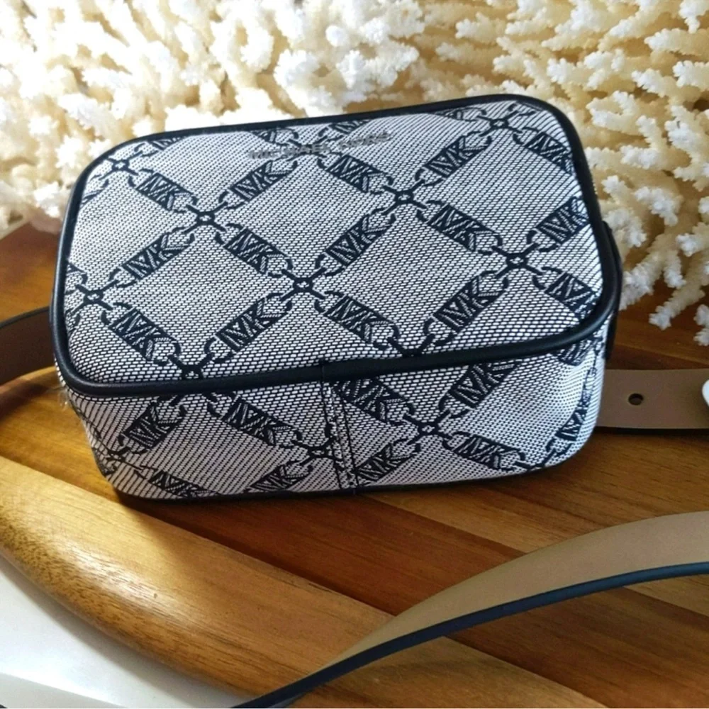 NWT Michael Kors fanny pack 🖤 NWT . Black and gray. L/XL - Picture 8 of 11